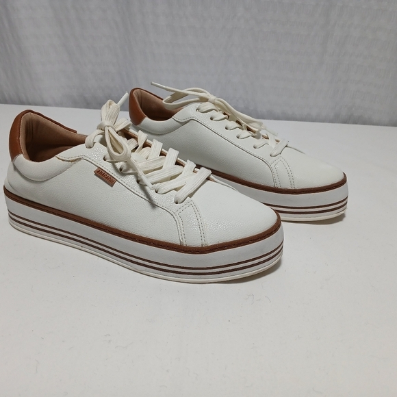 AnaCapri Paula Platform Sneaker. Ladies Size 8 (38) - Picture 6 of 12